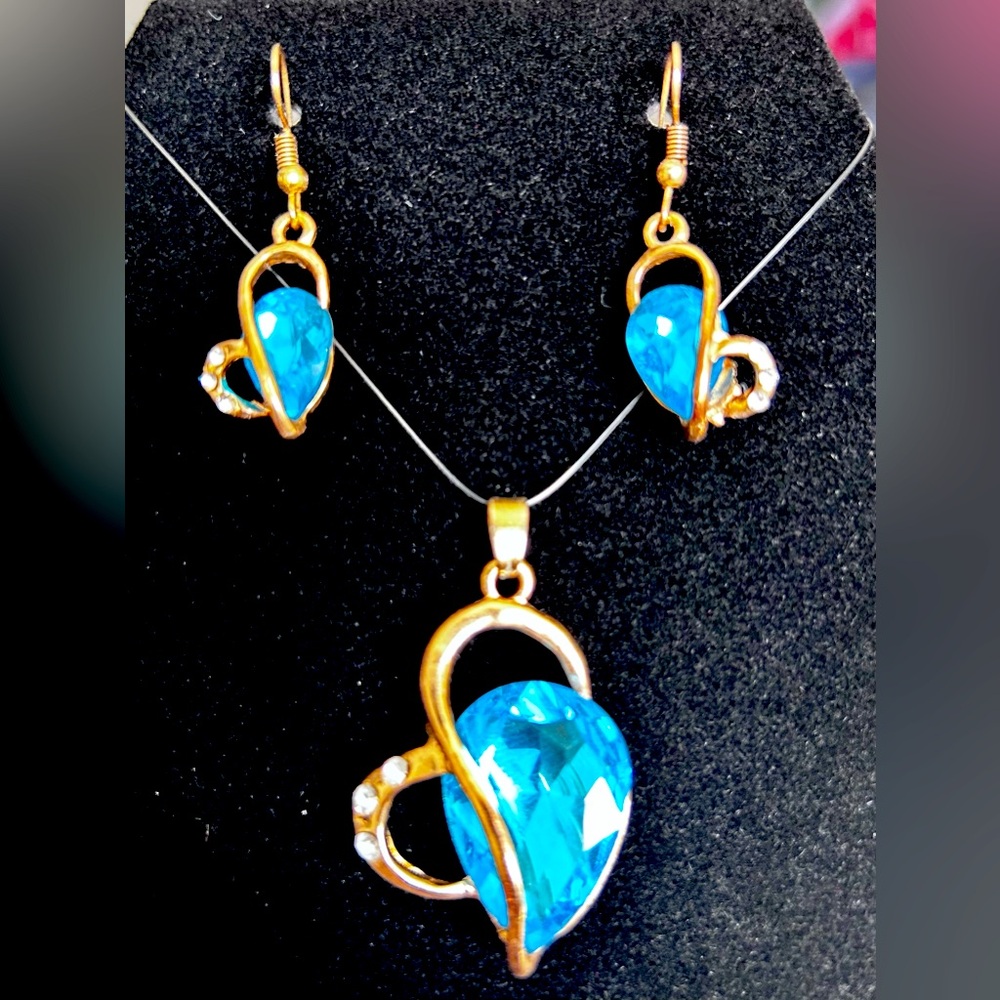 Women’s Earrings & Necklace Pendant